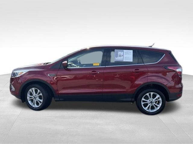 Used 2017 Ford Escape SE with VIN 1FMCU9GD4HUA20685 for sale in Fenton, MI