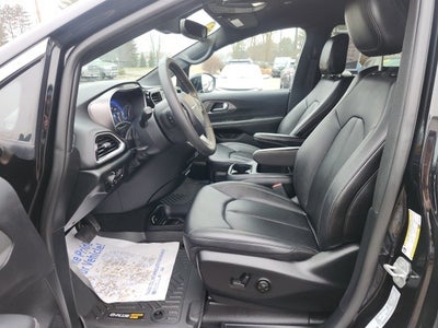 2025 Chrysler Pacifica Select